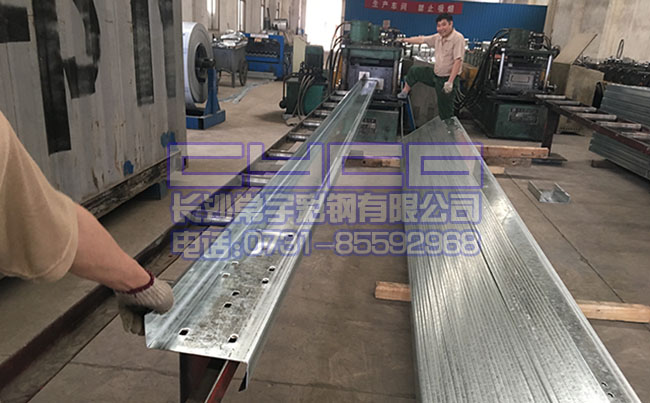 江西z型钢、镀锌天沟车间生产中-彩钢公司