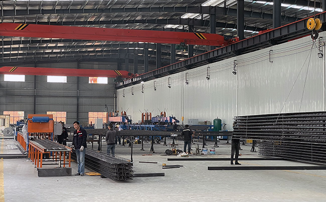 桁架楼承板生产中